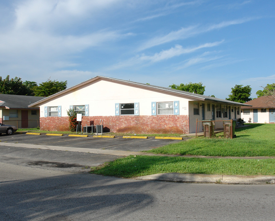 2249 NW 57th Ave in Fort Lauderdale, FL - Foto de edificio