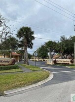 9905 Westwood Dr in Tamarac, FL - Building Photo