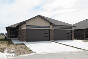 77 Bordeaux Pl in Chatham, ON - Building Photo