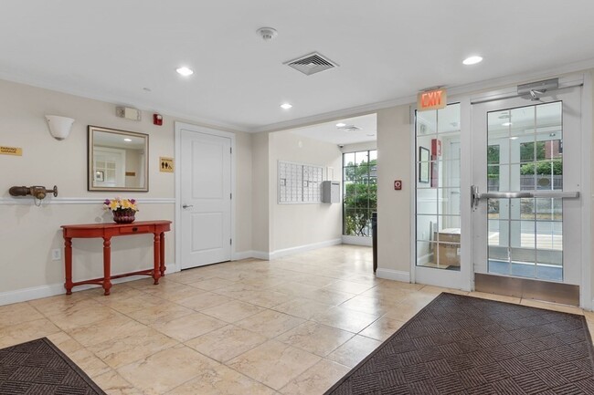 10 Crowninshield St, Unit 104 in Peabody, MA - Foto de edificio - Building Photo