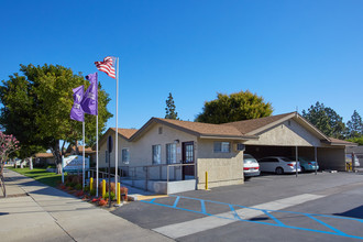 Corsican Apartment Homes in Anaheim, CA - Foto de edificio - Building Photo