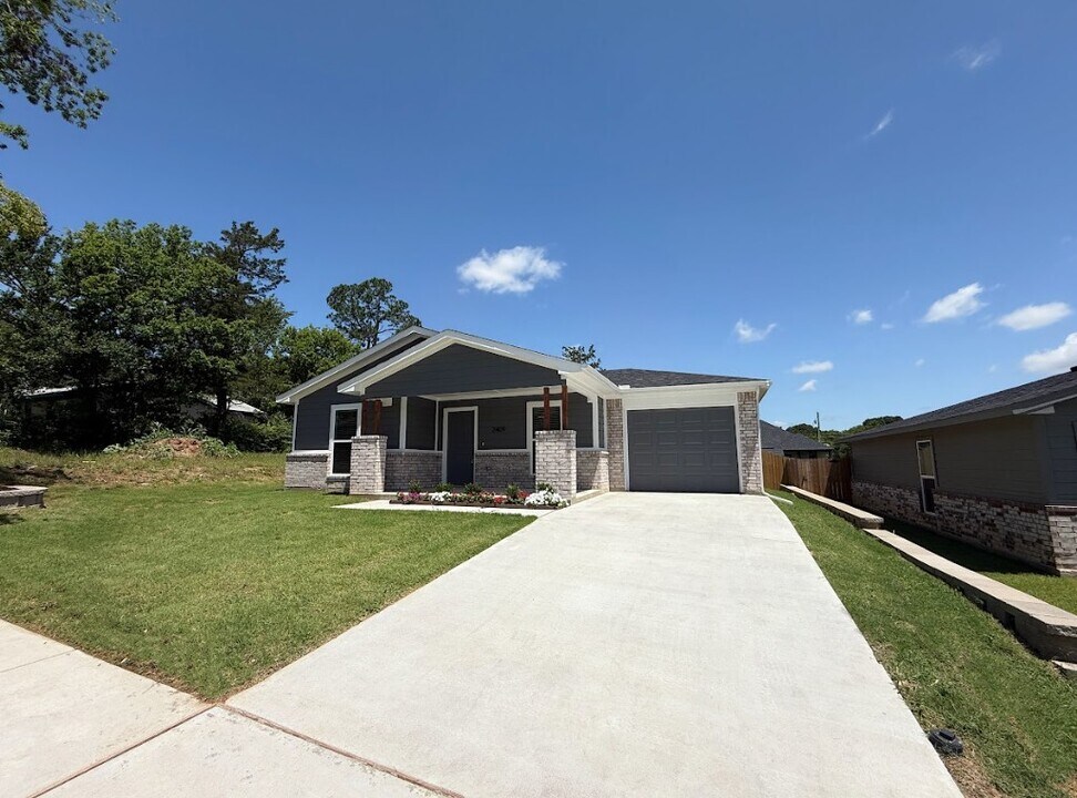 2409 Miller St in Denison, TX - Building Photo