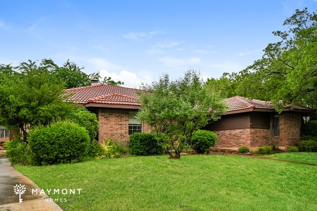 2111 Inverness Dr in Arlington, TX - Building Photo - Building Photo