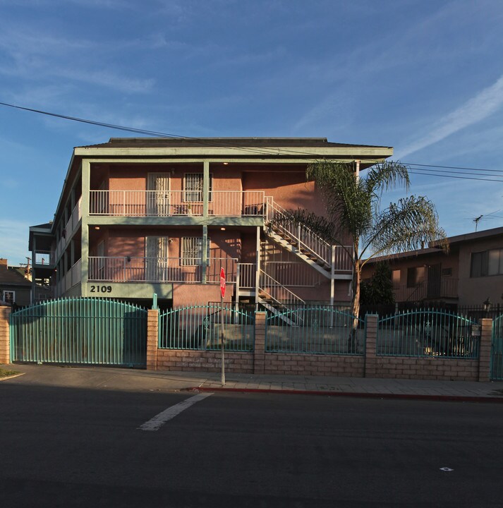 2109 Manitou Ave in Los Angeles, CA - Foto de edificio