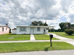 8265 Shumock Ave in North Port, FL - Building Photo - Building Photo
