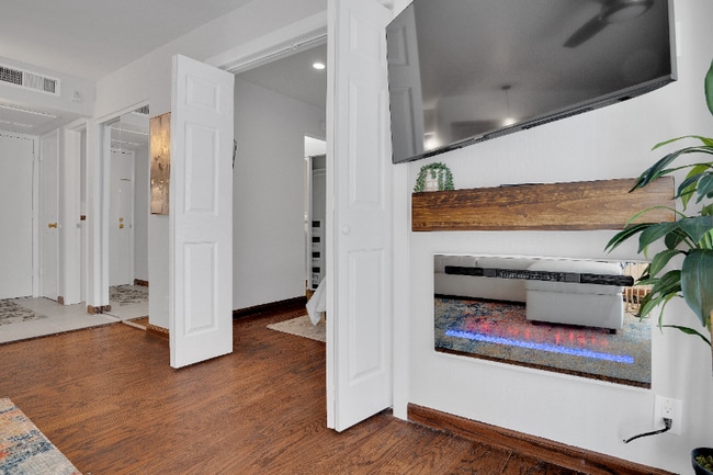 320 N Civic Dr in Walnut Creek, CA - Foto de edificio - Building Photo