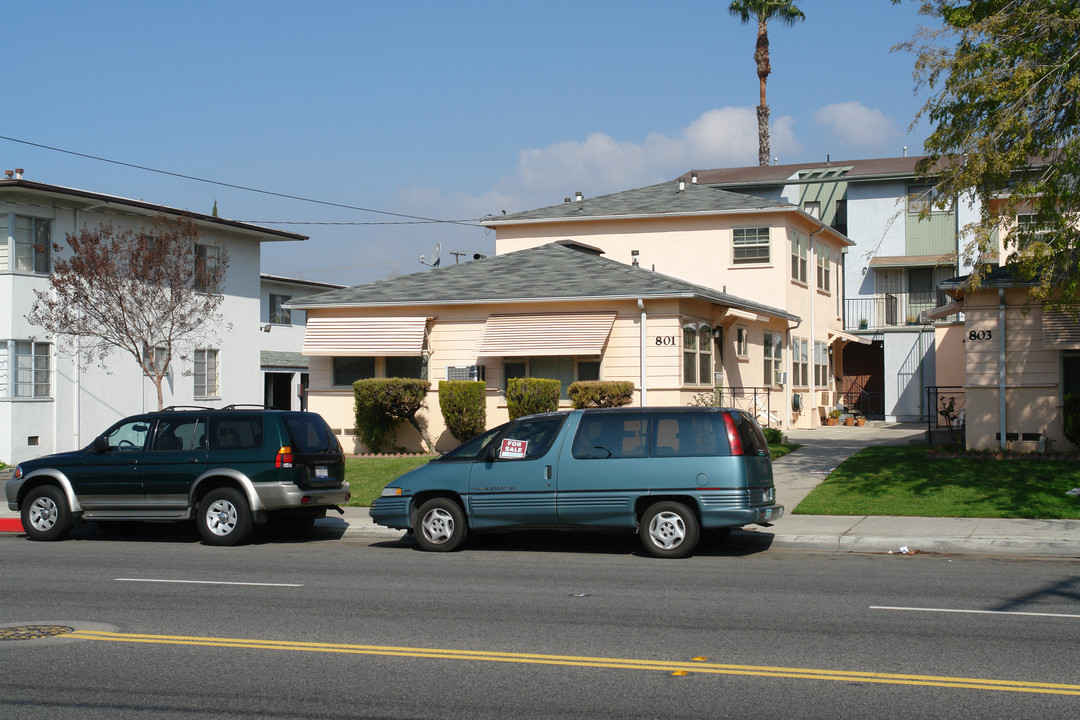 801 E Chevy Chase Dr in Glendale, CA - Foto de edificio