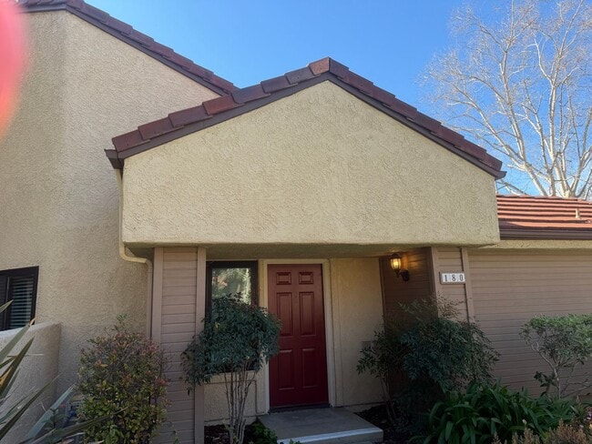 5385 Birchcroft St in Simi Valley, CA - Foto de edificio - Building Photo