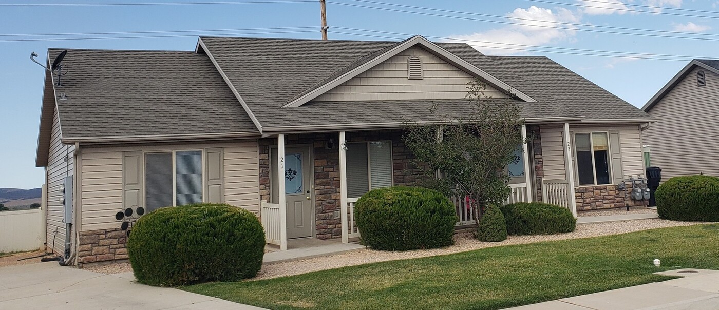 21 N 4275 W in Cedar City, UT - Building Photo