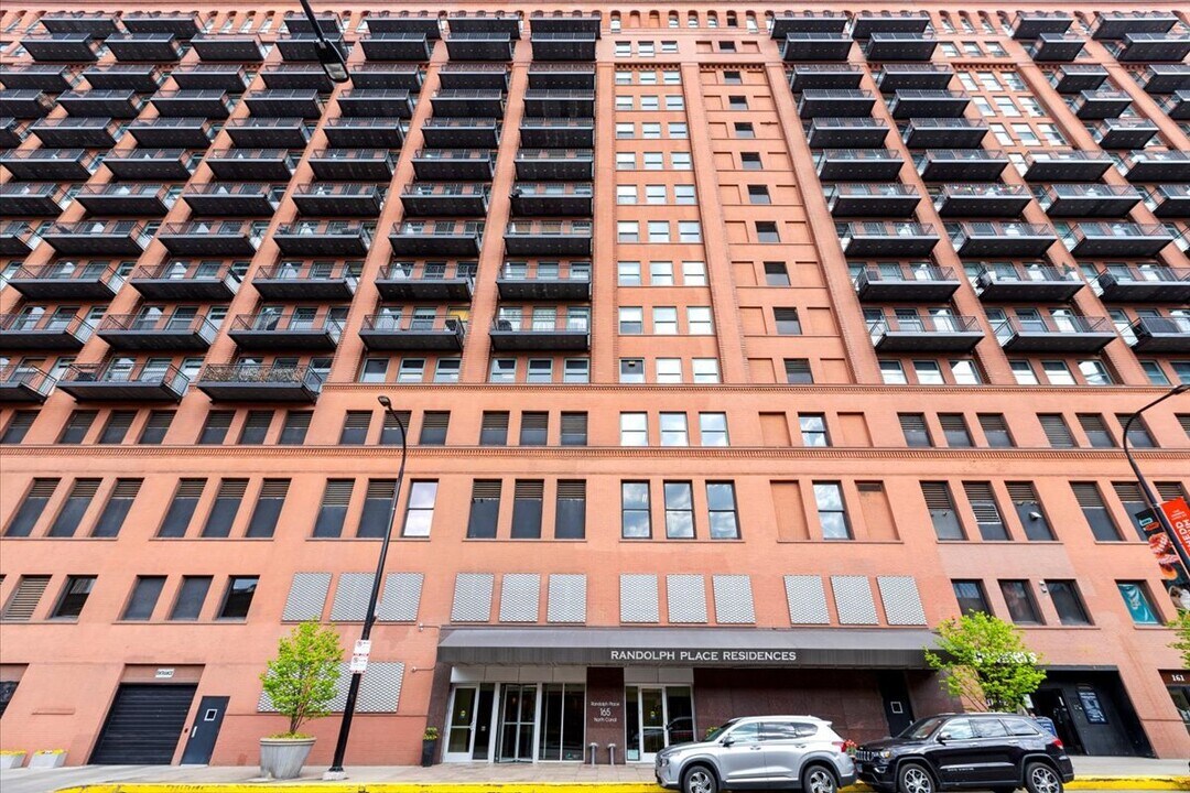 165 N Canal St in Chicago, IL - Building Photo