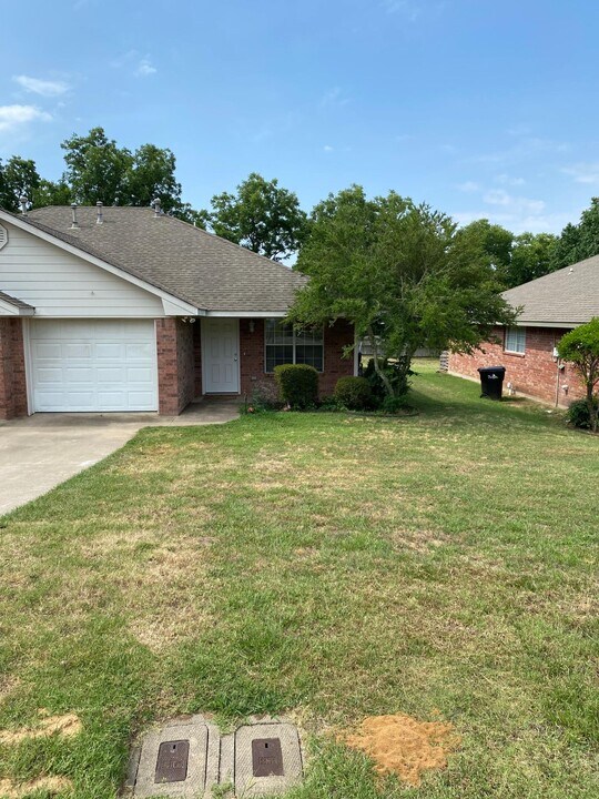 2918 W Parnell St, Unit 102 in Denison, TX - Building Photo