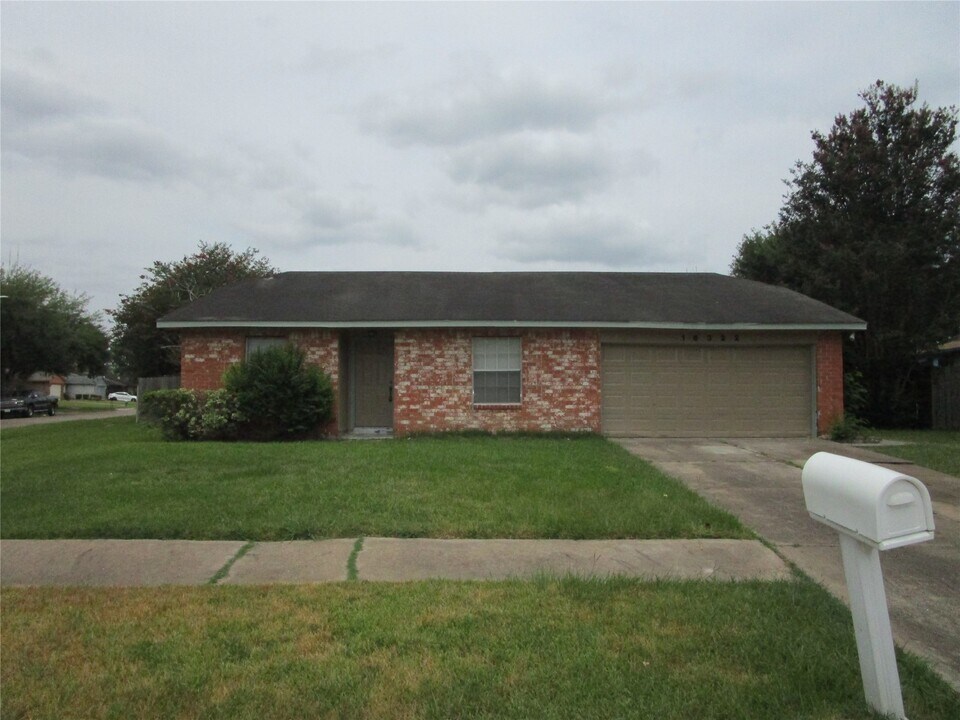 16322 Clearmont Dr in Houston, TX - Building Photo