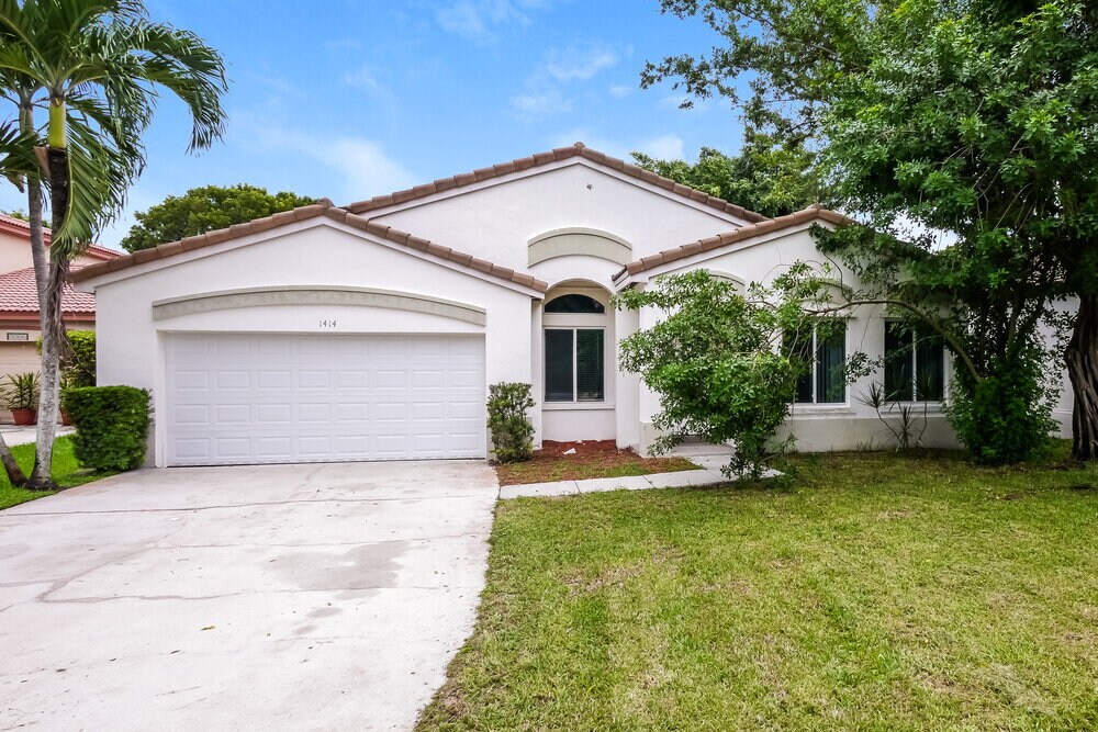1414 E Harmony Lake Cir in Davie, FL - Building Photo