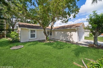 3438 SW Martin St in Port St. Lucie, FL - Foto de edificio - Building Photo