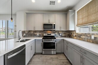 3030 N 38th St, Unit 120 in Phoenix, AZ - Building Photo - Building Photo