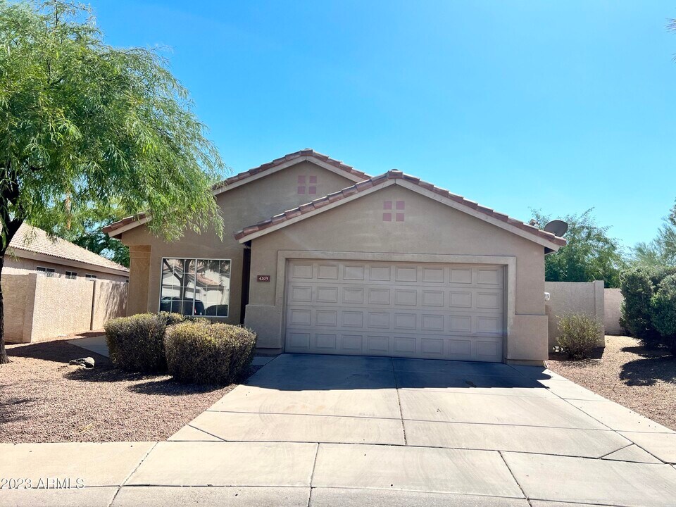 4205 E Raven Rd in Phoenix, AZ - Building Photo