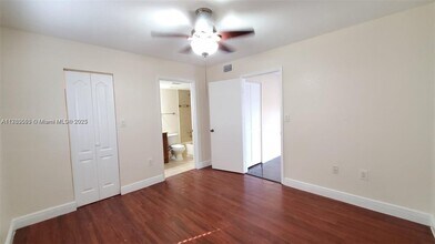 300 Palm Cir W in Pembroke Pines, FL - Building Photo - Building Photo