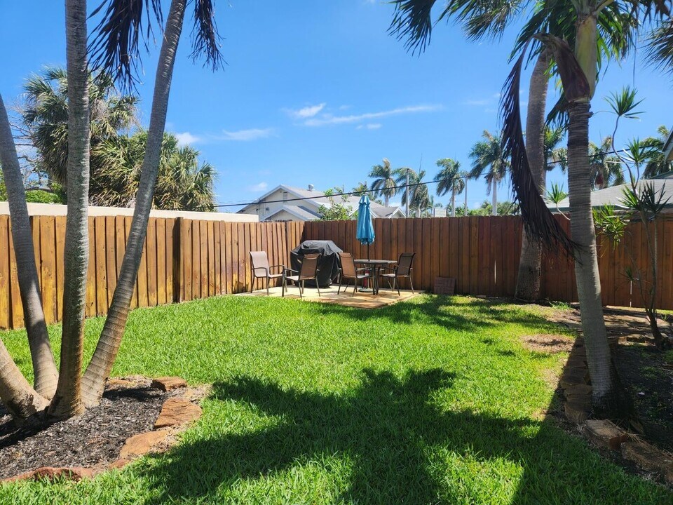 1006 SE 4th St in Boynton Beach, FL - Foto de edificio