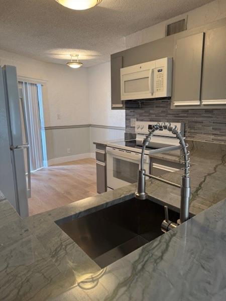 9816 Nob Hill Ct in Sunrise, FL - Building Photo