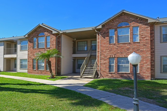 Cedarwood Apartments in McAllen, TX - Building Photo - Building Photo