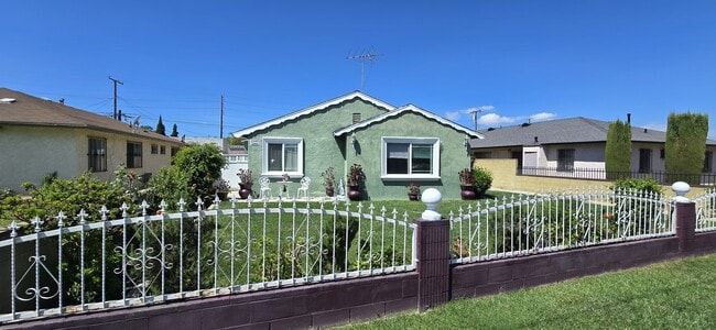 23401 Catskill Ave, Unit Duplex Rear Unit in Carson, CA - Building Photo - Building Photo