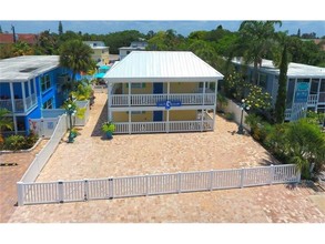 5247 Calle Menorca in Sarasota, FL - Foto de edificio - Building Photo
