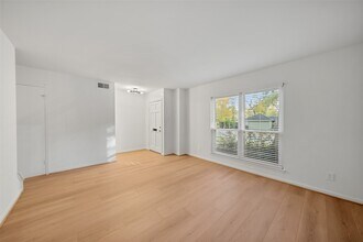 9654 Westview Dr in Houston, TX - Building Photo - Building Photo