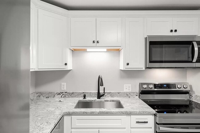 99 E Broadway in Derry, NH - Building Photo - Building Photo