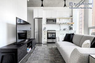 108 W Chicago Ave in Chicago, IL - Building Photo