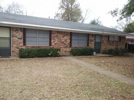 1915 Beaumont St in Jacksonville, TX - Building Photo