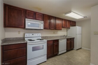 4921 River Glen Dr, Unit 17 in Las Vegas, NV - Building Photo - Building Photo