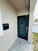 7157 W 19th Ct in Hialeah, FL - Foto de edificio - Building Photo