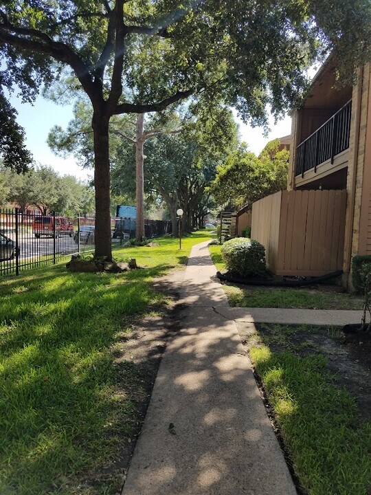 10555 Turtlewood Ct, Unit 2502 in Houston, TX - Foto de edificio