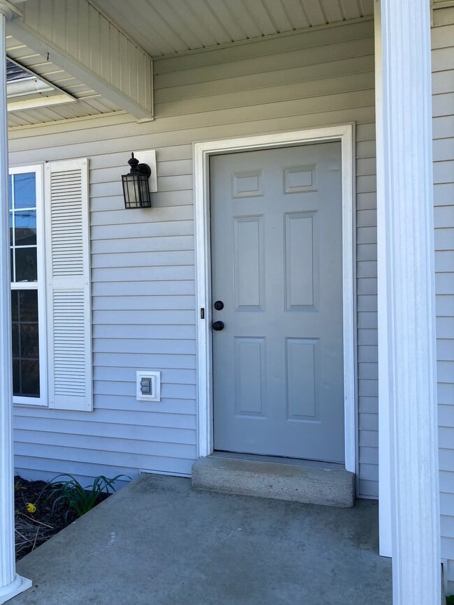 812 Edgebrook Dr in Vine Grove, KY - Building Photo - Building Photo