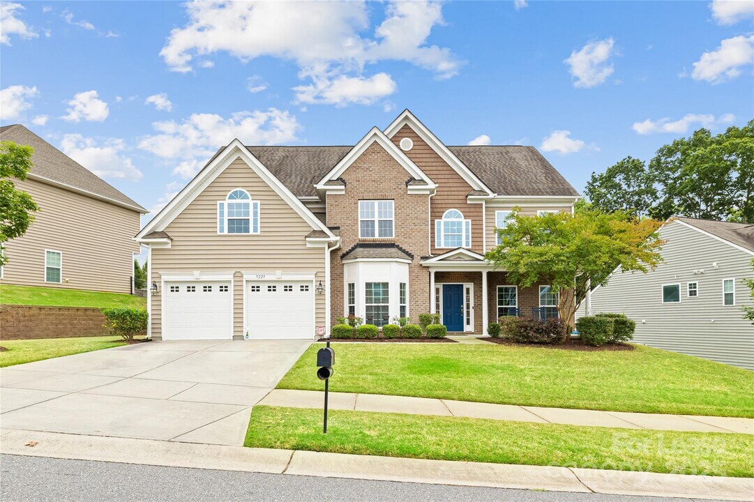 9229 Perseverance Dr in Harrisburg, NC - Building Photo