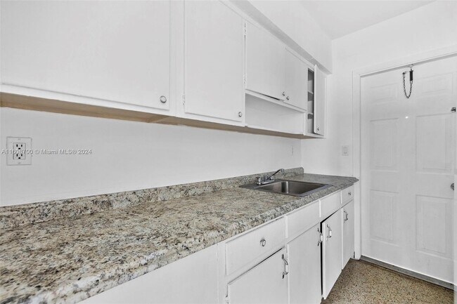 800 83rd St, Unit 2 in Miami Beach, FL - Building Photo - Building Photo