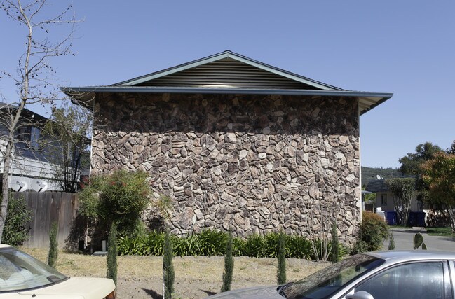 1336 Monte Vista Ave in St Helena, CA - Foto de edificio - Building Photo