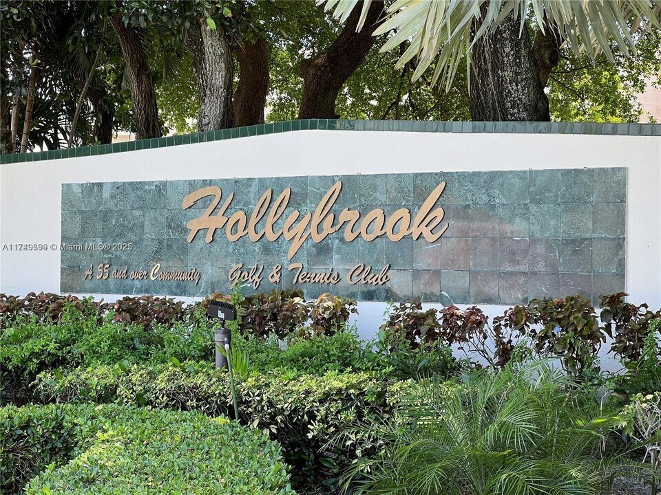8970 S Hollybrook Blvd in Pembroke Pines, FL - Building Photo