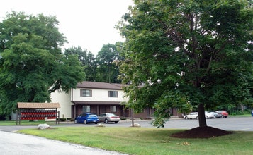 Maple Lane Apartments in Erie, PA - Foto de edificio - Building Photo