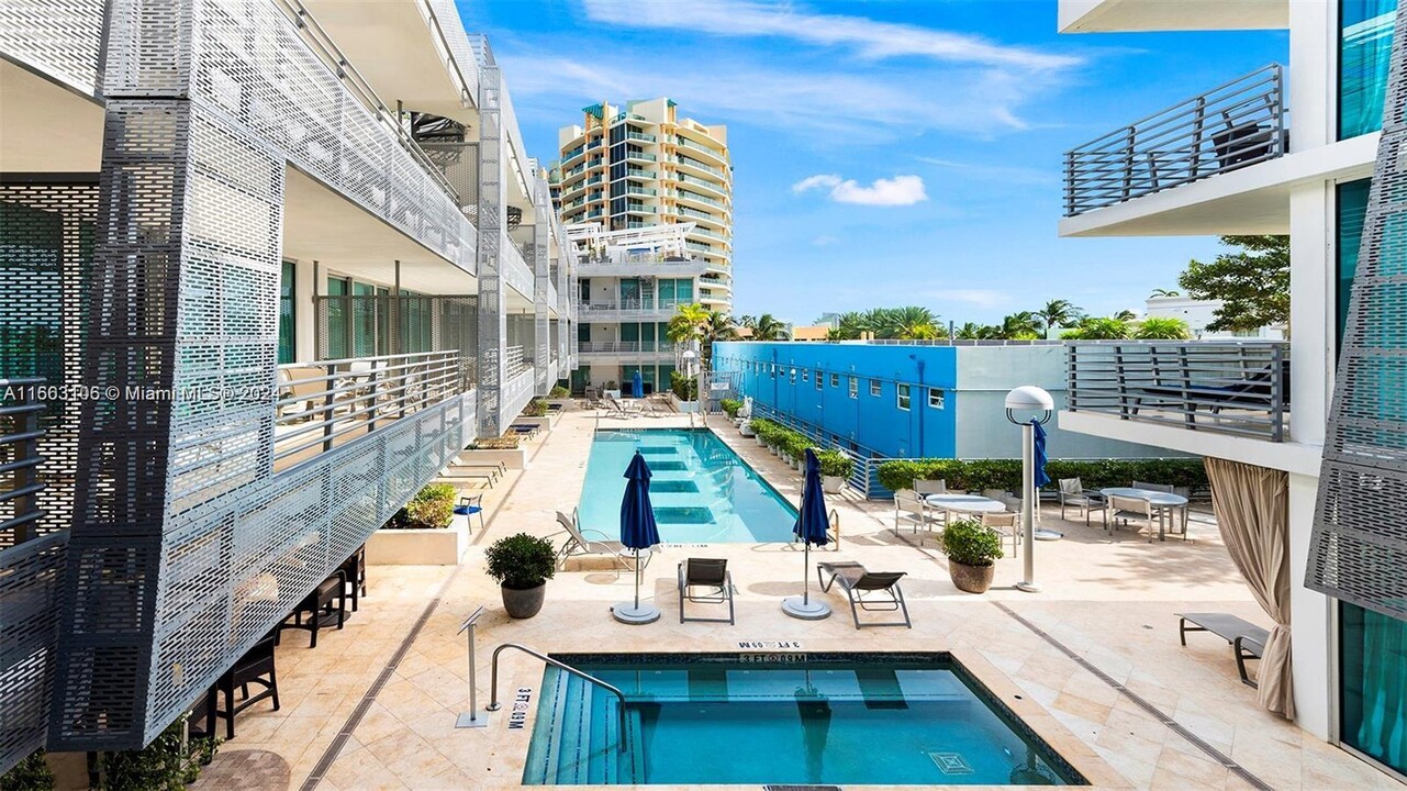 1437 Collins Ave, Unit 327 in Miami Beach, FL - Building Photo