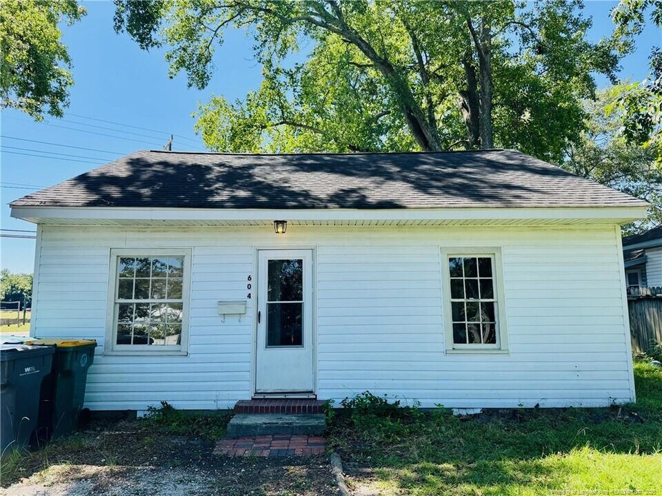 604 E 15th St in Lumberton, NC - Building Photo