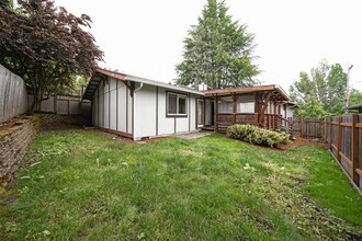 312 S Nebraska St in Portland, OR - Foto de edificio - Building Photo