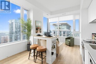 101 Roehampton Ave in Toronto, ON - Building Photo