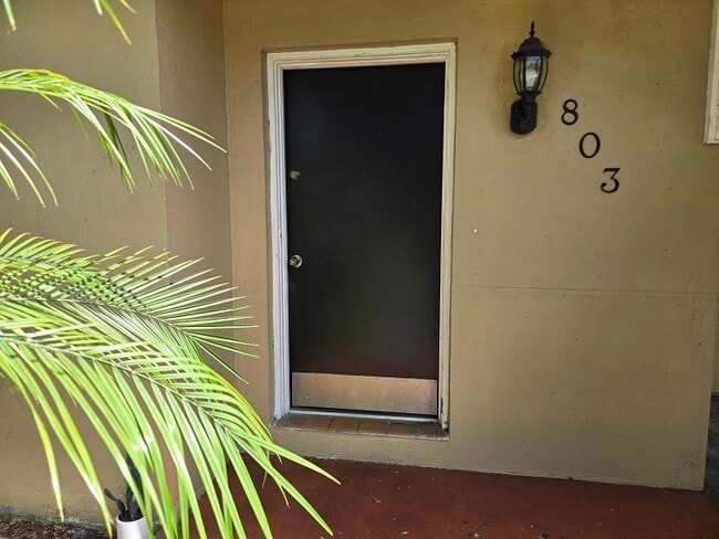 803 N Gomez Ave in Tampa, FL - Foto de edificio - Building Photo