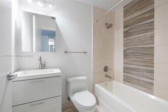 60 SW 13th St, Unit 2413 in Miami, FL - Foto de edificio - Building Photo