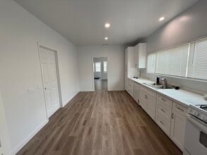 333 W Spruce Ave in Inglewood, CA - Building Photo - Building Photo