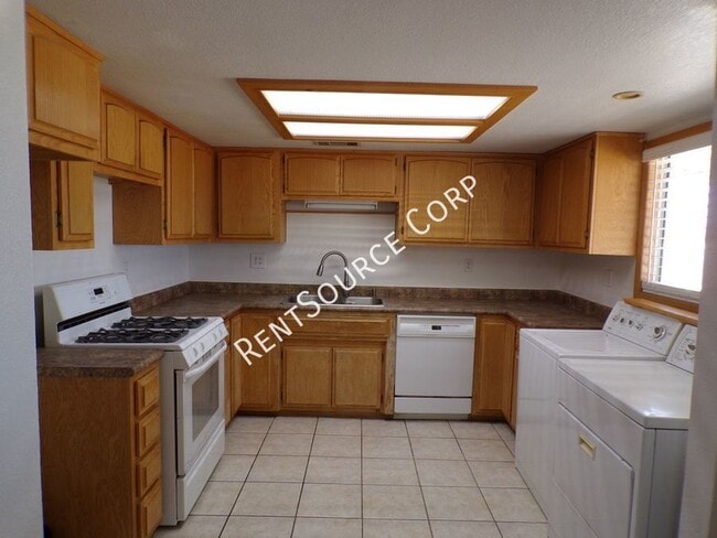 561 Frances Dr in Barstow, CA - Building Photo - Building Photo