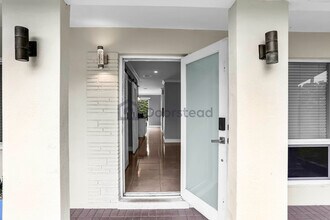 241 NE 48th Ct in Fort Lauderdale, FL - Foto de edificio - Building Photo
