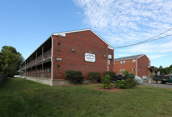 Carriage House Apartments in Feeding Hills, MA - Foto de edificio - Primary Photo