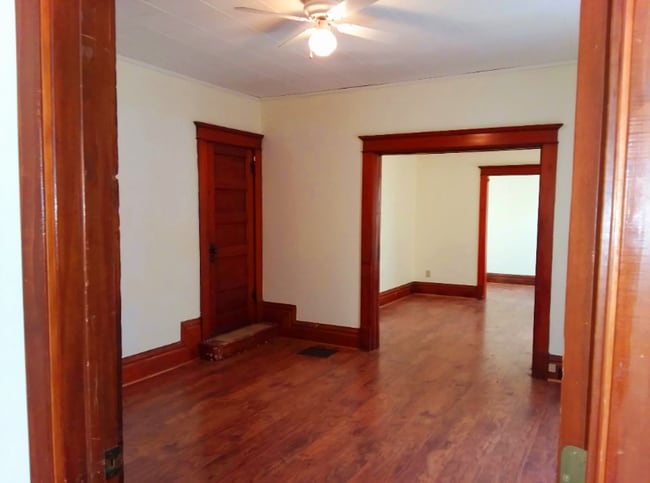 111 7th St NE in Independence, IA - Building Photo - Building Photo